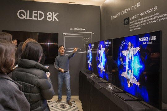 지난 8일 경기도 수원 삼성디지털시티에서 삼성전자 연구원이 2019년형 QLED 8K의 화질을 시연하고 있다. <삼성전자 제공>